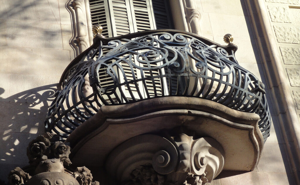 カサ・ミラ（Casa Milà） / ラ・ペドレラ バルセロナ(Barcelona) バルコニーを至近距離から捉えた様子