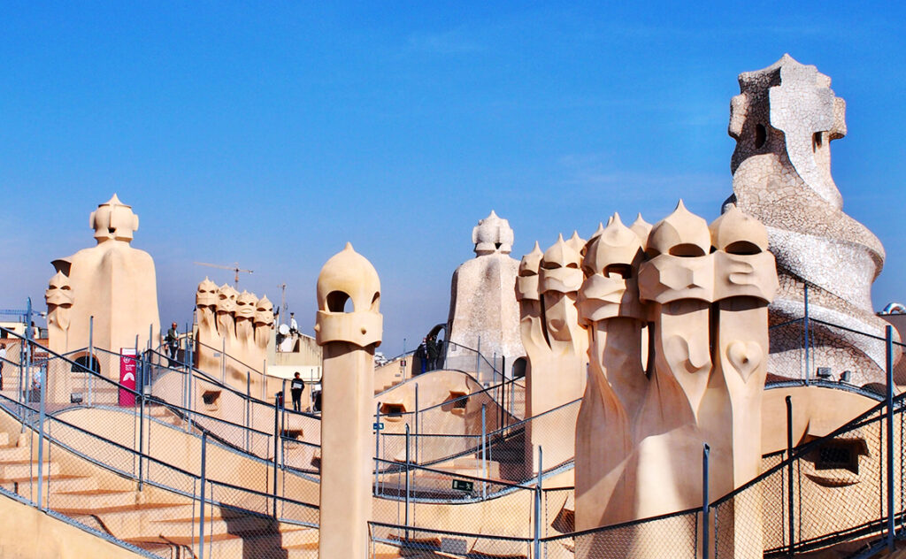カサ・ミラ（Casa Milà） / ラ・ペドレラ バルセロナ(Barcelona) 屋上庭園に立ち並ぶ個性的な形状の煙突群