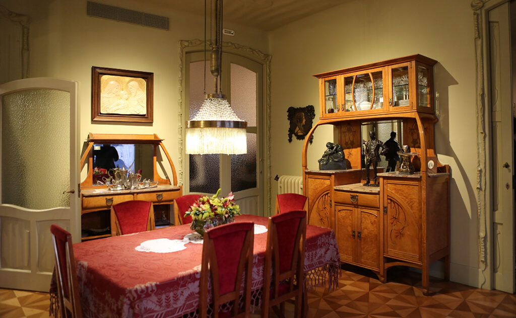 カサ・ミラ（Casa Milà） / ラ・ペドレラ バルセロナ(Barcelona) 当時のダイニングルームを再現した展示