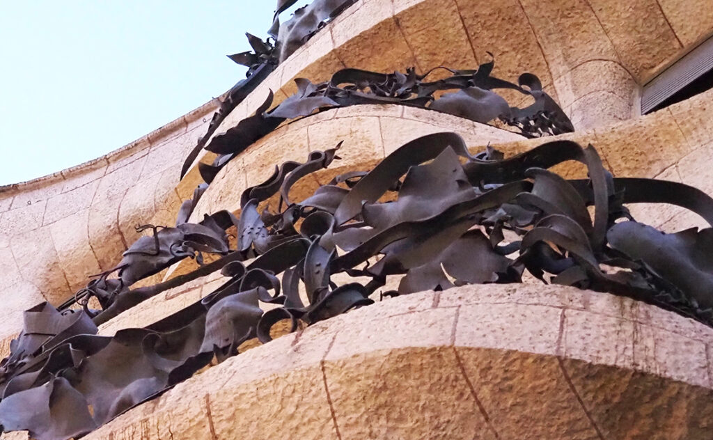 カサ・ミラ（Casa Milà） / ラ・ペドレラ バルセロナ(Barcelona) バルコニーの鉄製手すりを下から見上げた細部