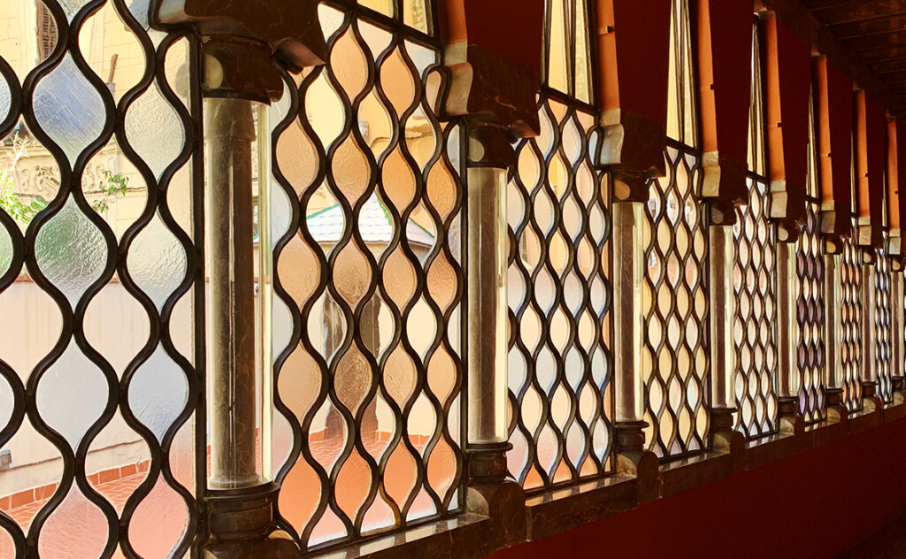 グエル邸(Palau Güell) バルセロナ(Barcelona)
廊下に設置された窓には波打つような形状の鉄格子が取り付けられている