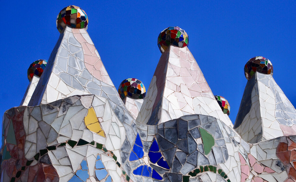グエル邸(Palau Güell) バルセロナ(Barcelona)
屋上に配置された煙突の先端部分は色鮮やかな陶器の破片で装飾されている