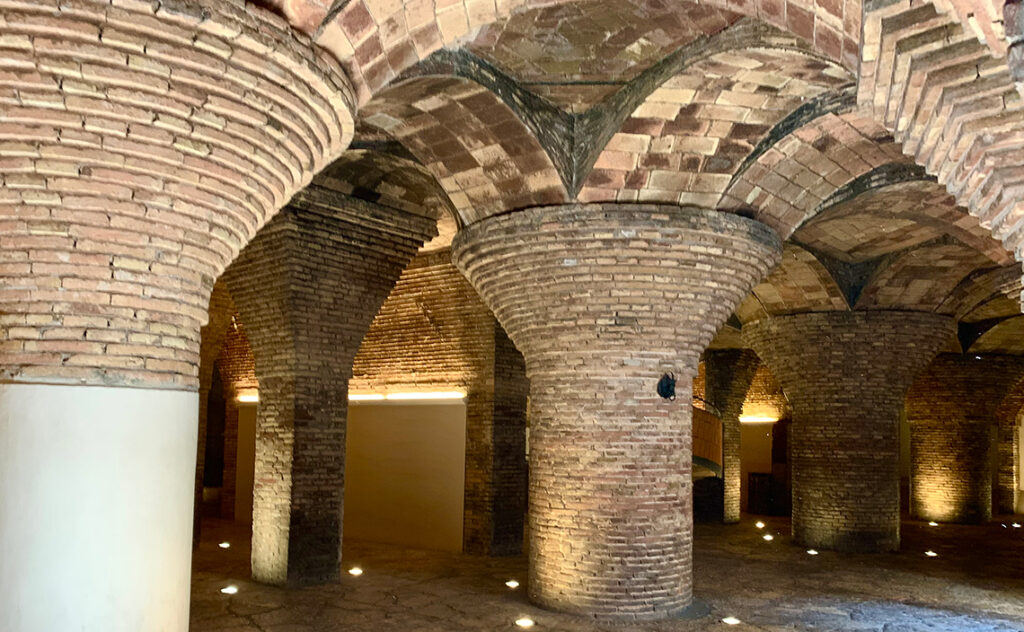 グエル邸(Palau Güell) バルセロナ(Barcelona)
地下にある馬車庫はレンガ造りの太い円柱が密集する独特な構造を持っている