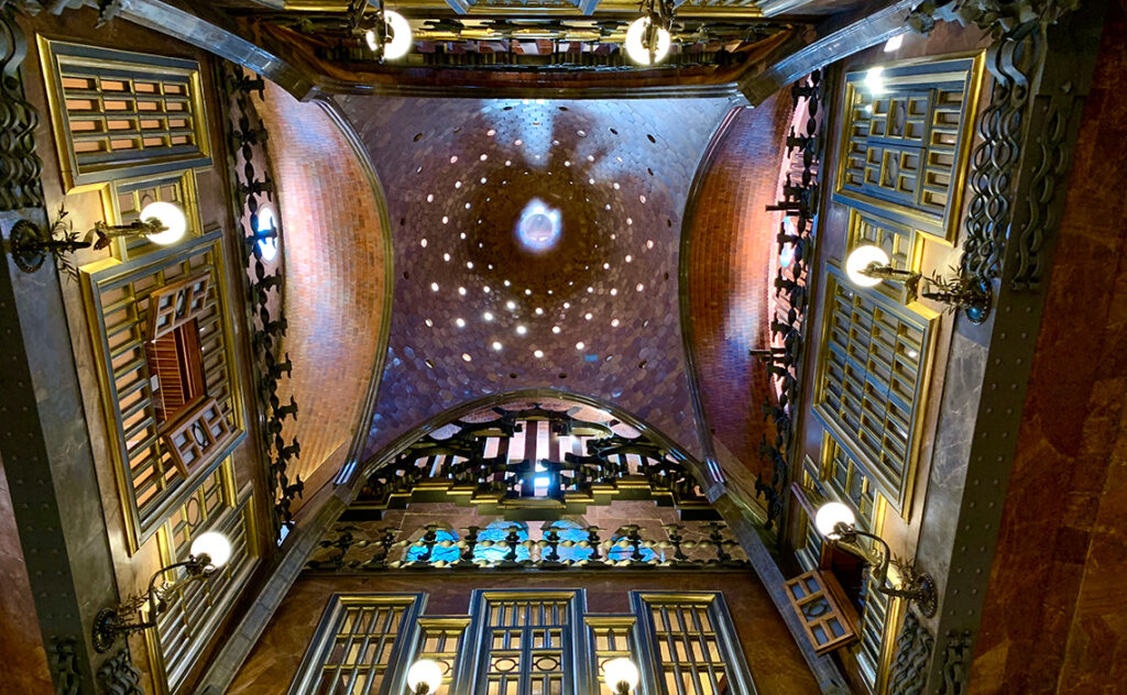 グエル邸(Palau Güell) バルセロナ(Barcelona)
中央サロンを見上げると放物線を描くドーム状の天井が広がっている