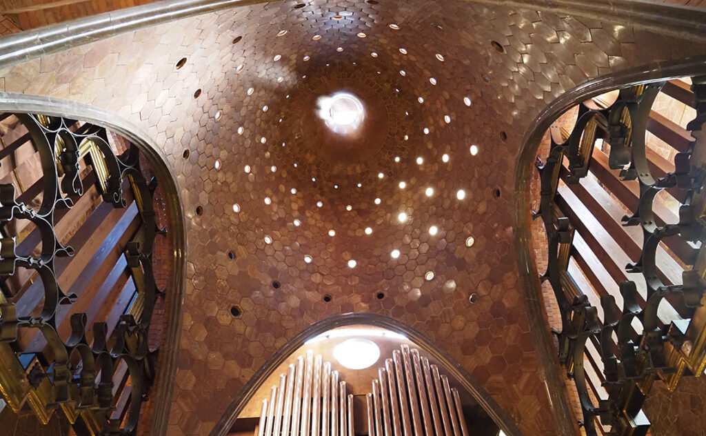 グエル邸(Palau Güell) バルセロナ(Barcelona)
ドーム天井には無数の小さな穴が開けられており、そこから差し込む外光が星空のように見える仕組みとなっている