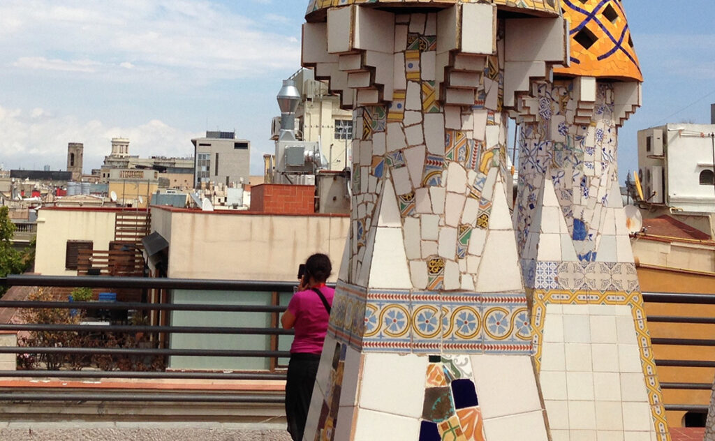 グエル邸(Palau Güell) バルセロナ(Barcelona)
バルセロナの街並みを背景に屋上の煙突が並ぶ光景を望むことができる