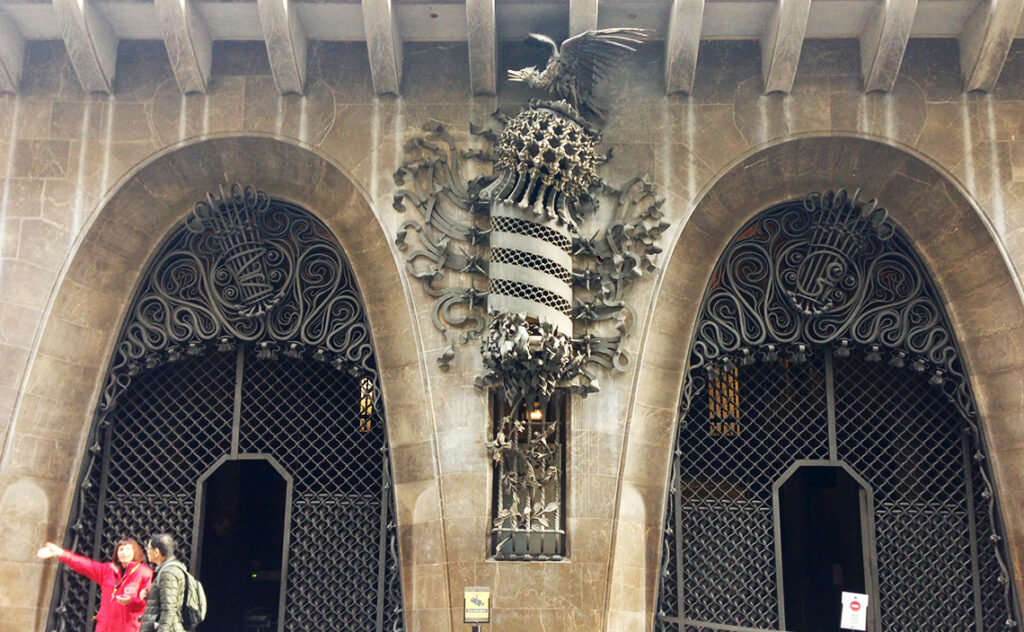 グエル邸(Palau Güell) バルセロナ(Barcelona)
正面入り口には放物線を描く巨大な鉄製の門扉が二つ並んでいる