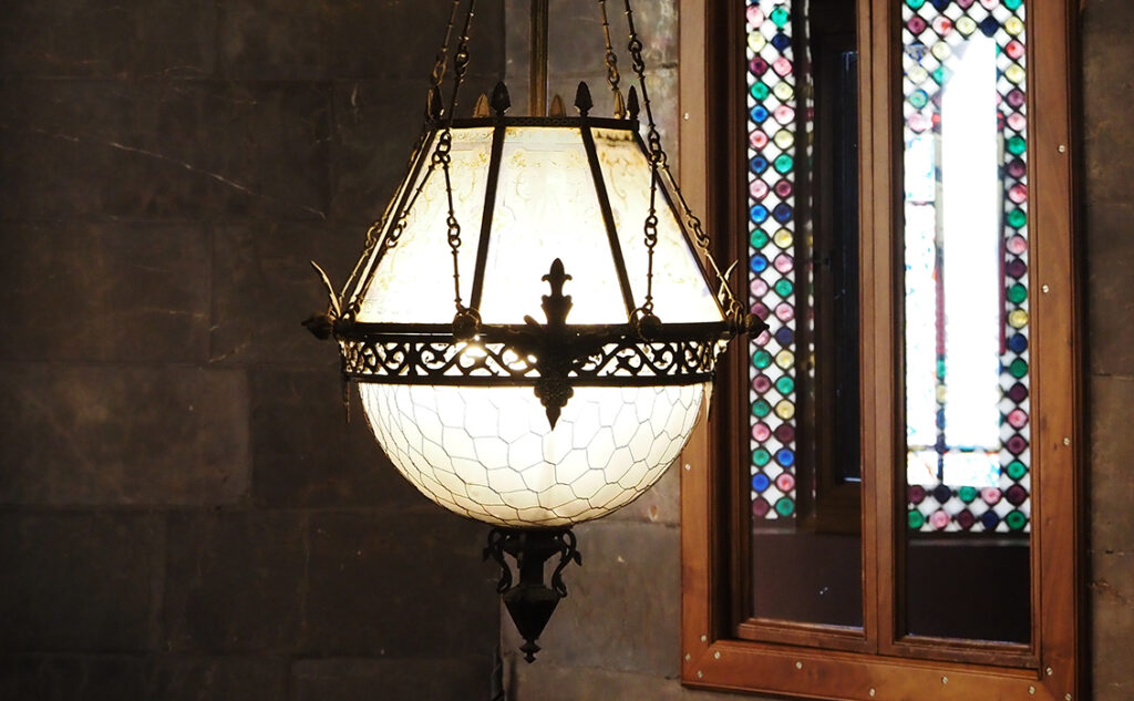 グエル邸(Palau Güell) バルセロナ(Barcelona)
室内に吊るされた照明器具は金属製のフレームにガラスを組み合わせた構造となっている