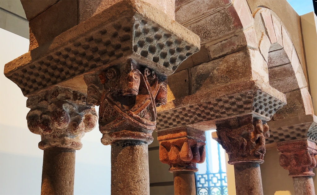 カタルーニャ国立美術館(Museu Nacional d'Art de Catalunya)石材を用いた12世紀前後のロマネスク様式の柱頭彫刻とアーチ