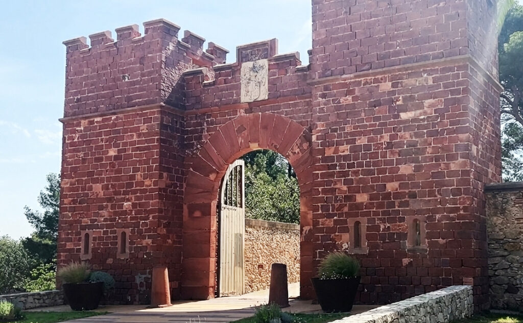 バルセロナ（Barcelona）カステルデフェルス城（Castell de Castelldefels）　16世紀から17世紀の防衛強化時代を象徴する赤砂岩の城門