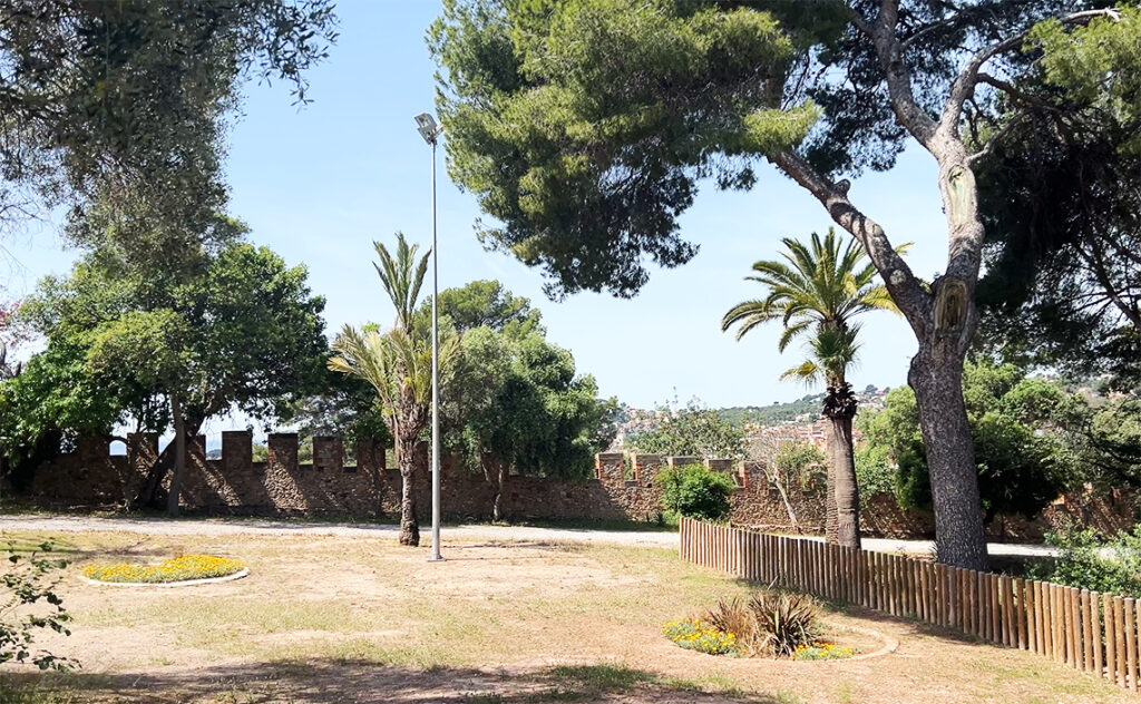 バルセロナ（Barcelona）カステルデフェルス城（Castell de Castelldefels）　18世紀以降の改修を経て整えられた庭園と城壁の光景