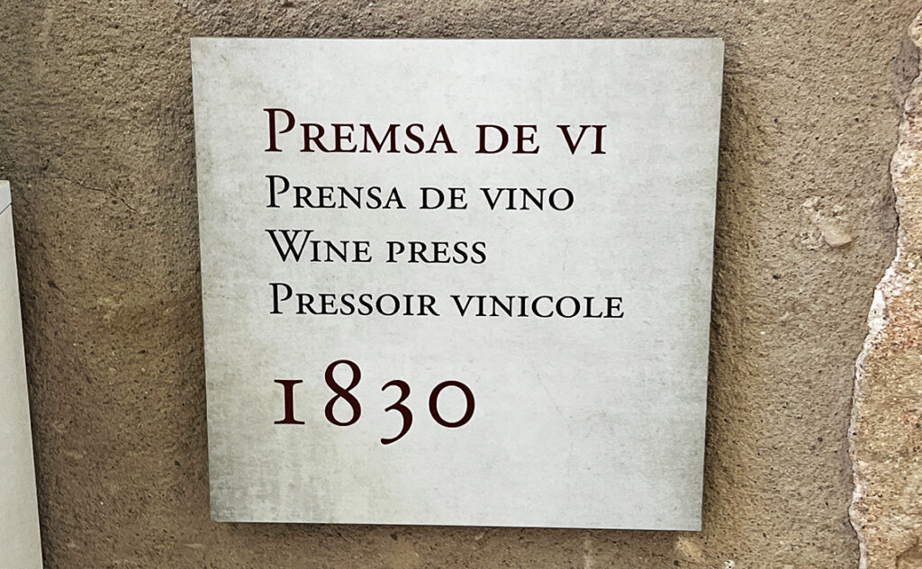 バルセロナ（Barcelona）カステルデフェルス城（Castell de Castelldefels）　1830年製のワイン圧搾機がかつてこの場所で稼働していたことを示す銘板