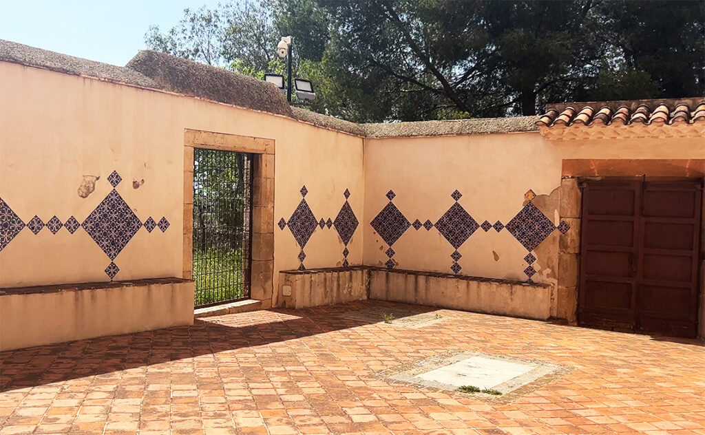 バルセロナ（Barcelona）カステルデフェルス城（Castell de Castelldefels）　19世紀から20世紀の邸宅時代に施されたと思われる青いタイル装飾