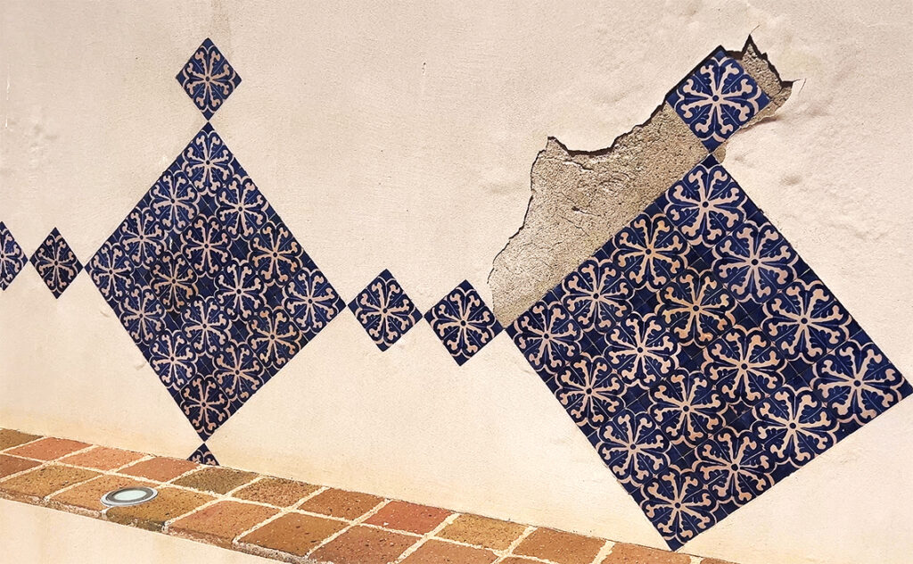 バルセロナ（Barcelona）カステルデフェルス城（Castell de Castelldefels）　経年により剥出した壁面から見える19世紀頃のセラミックタイル