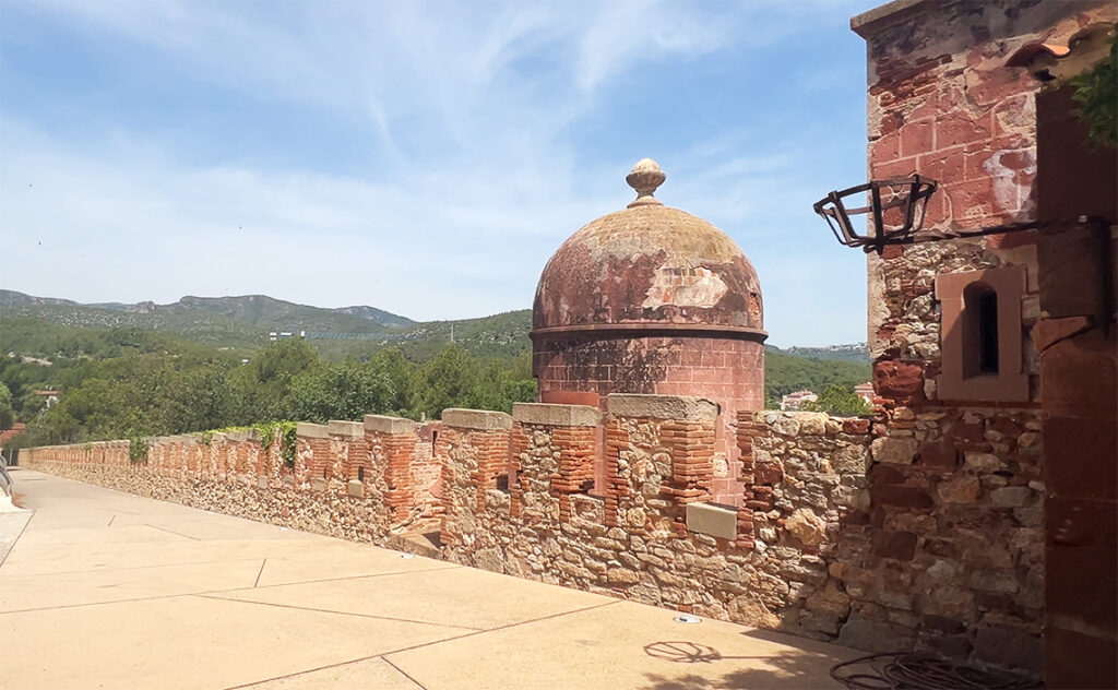 バルセロナ（Barcelona）カステルデフェルス城（Castell de Castelldefels）　城壁沿いに設置された円筒形の監視塔。赤砂岩とレンガで作られており、ドーム状の屋根を備えている。