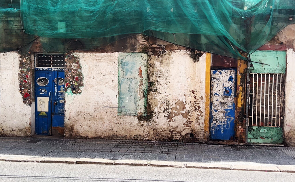 この街では壁すら自己主張する。