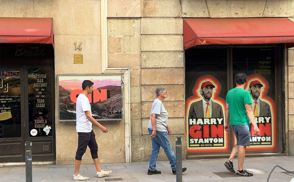 この街では壁すら自己主張する。