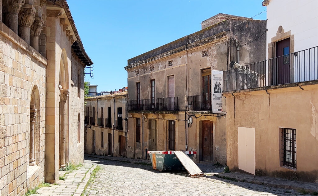 バルセロナ（Barcelona）ペドラルベス修道院（Reial Monestir de Santa Maria de Pedralbes）修道院の周辺に続く石畳の坂道