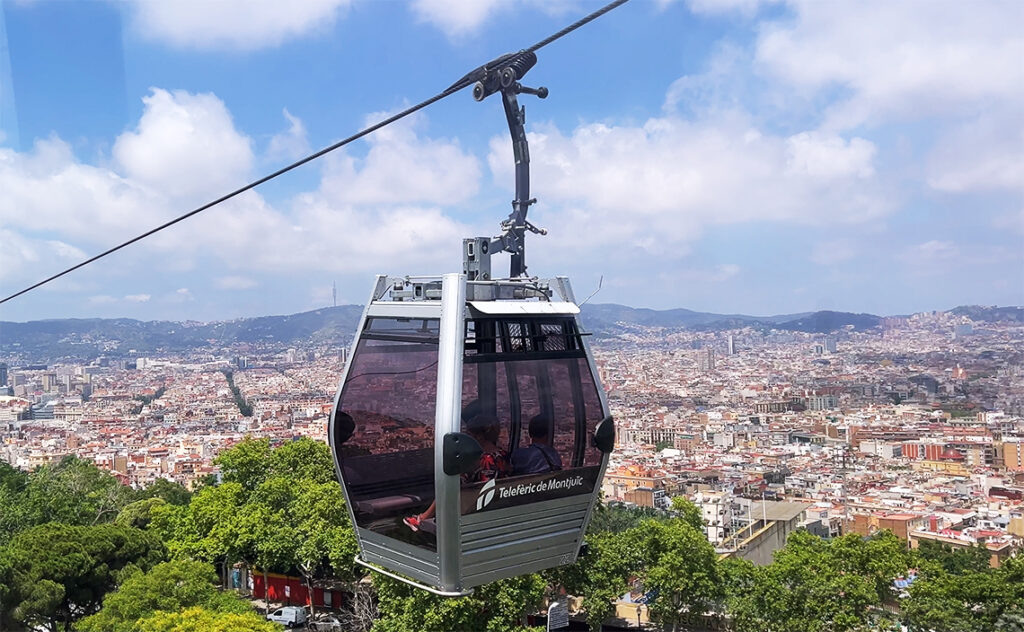 バルセロナの街を一望できるモンジュイックの丘へは、地下鉄とケーブルカー、さらにロープウェイを乗り継いで向かうルートが一般的となっている
