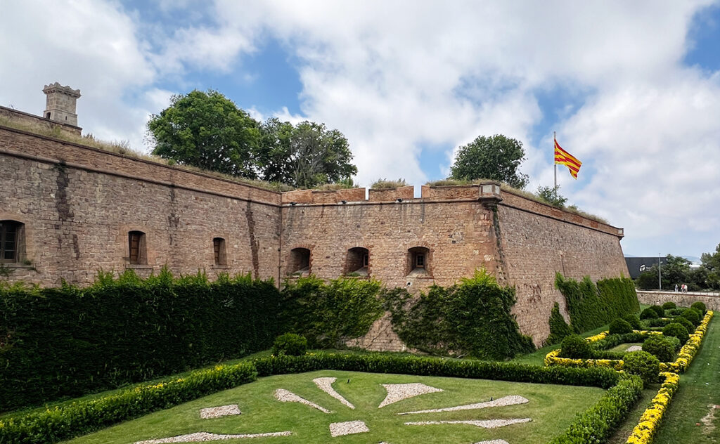 モンジュイック城(Castell de Montjuïc) 要塞の外周を囲む深い空堀と美しく整えられた庭園