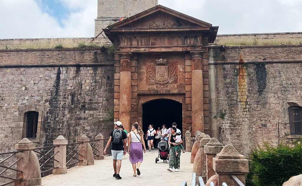 モンジュイック城(Castell de Montjuïc) 紋章が刻まれた重厚な正門