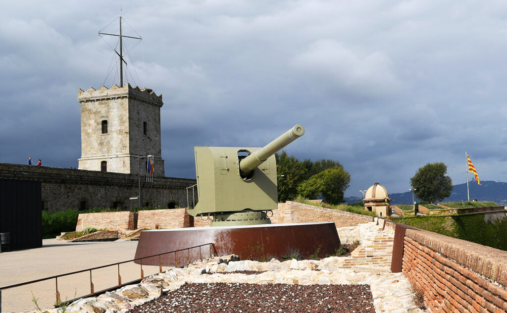 モンジュイック城(Castell de Montjuïc) 海を臨むテラスに設置された巨大な沿岸砲