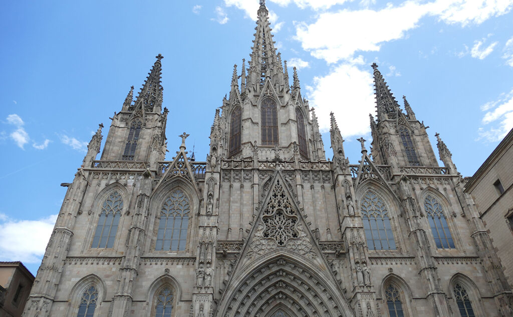 街の守護聖人を祀るサンタ・エウラリア大聖堂(バルセロナ大聖堂)。