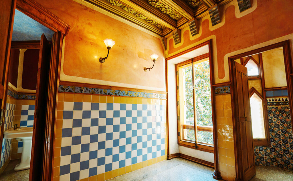 カサ・ビセンス（Casa Vicens） バルセロナ(Barcelona) 内装の一部で、壁面の下部には青と白の市松模様のタイルが貼られている