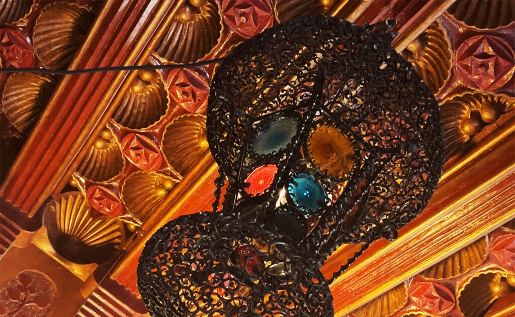 カサ・ビセンス（Casa Vicens） バルセロナ(Barcelona) 天井から吊るされた複雑な装飾のランプ