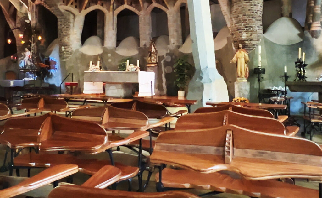 バルセロナ(Barcelona) コロニア・グエル教会 クリプト（Crypt at Colònia Güell） 地下聖堂の内部にはアントニ・ガウディが人間工学に基づいて設計したオーク材と鉄を用いた椅子が並ぶ