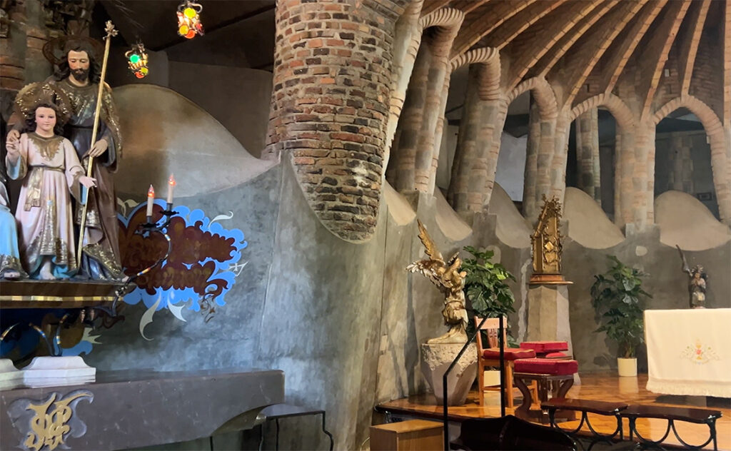 バルセロナ(Barcelona) コロニア・グエル教会 クリプト（Crypt at Colònia Güell） クリプト内部全景