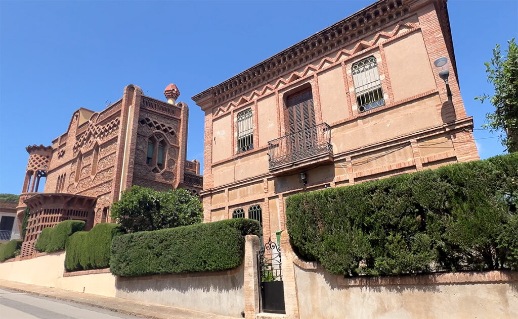 バルセロナ(Barcelona) コロニア・グエル教会 クリプト（Crypt at Colònia Güell） コロニア・グエル地区に建つ集合住宅