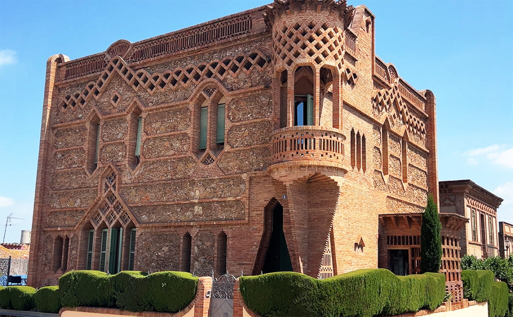 バルセロナ(Barcelona) コロニア・グエル教会 クリプト（Crypt at Colònia Güell） 労働者たちの教育施設として建てられたエスコラ・イ・カサ・デル・メストレ（学校と教師の家）