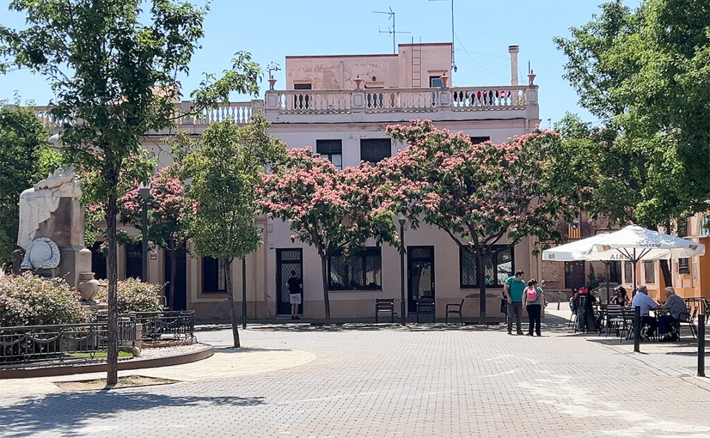 バルセロナ(Barcelona) コロニア・グエル教会 クリプト（Crypt at Colònia Güell） 村の中心部にあるエウセビ・グエル広場
