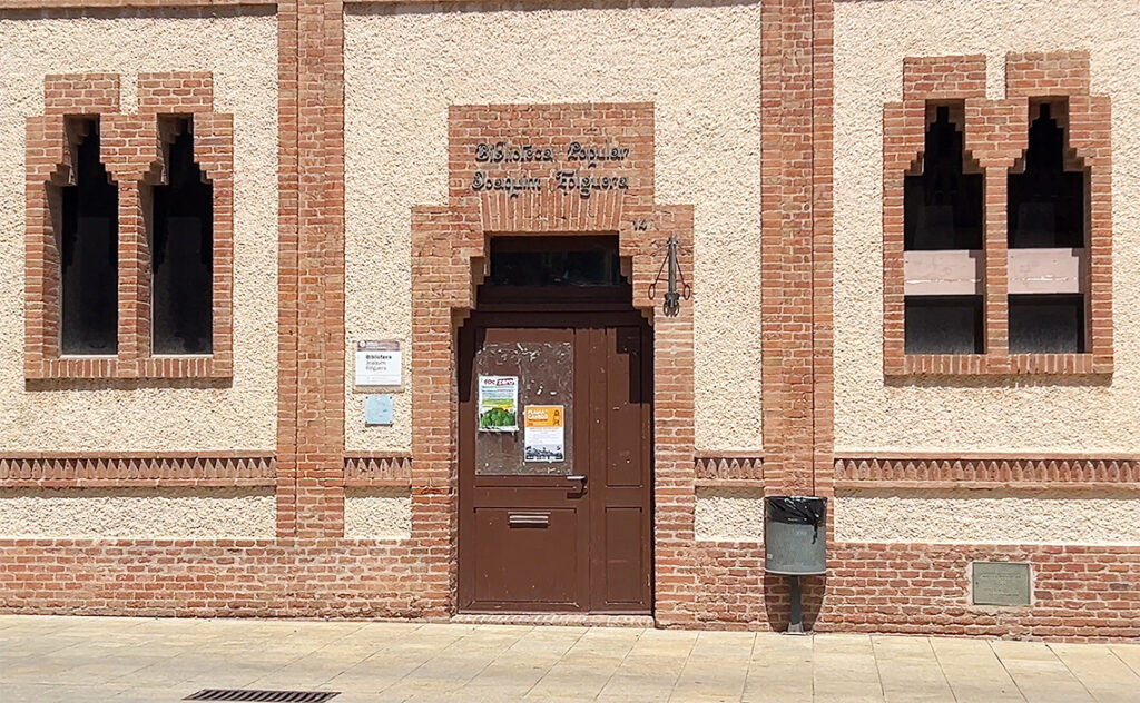 バルセロナ(Barcelona) コロニア・グエル教会 クリプト（Crypt at Colònia Güell） コロニア・グエル地区に建つ集合住宅