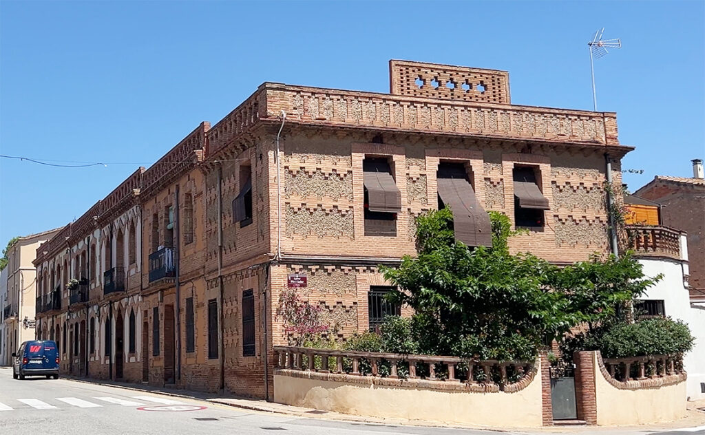 バルセロナ(Barcelona) コロニア・グエル教会 クリプト（Crypt at Colònia Güell） コロニア・グエル地区に建つ集合住宅