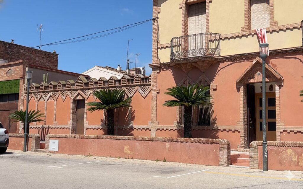 バルセロナ(Barcelona) コロニア・グエル教会 クリプト（Crypt at Colònia Güell） コロニア・グエル地区に建つ集合住宅