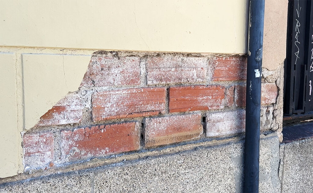 この街では壁すら自己主張する。