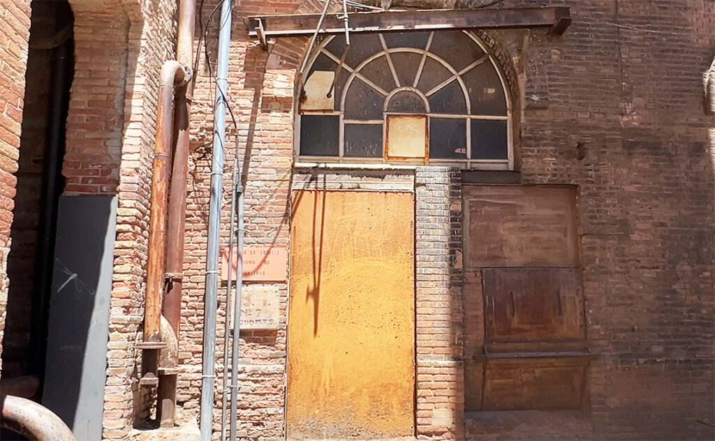 バルセロナ（Barcelona）ファブラ・イ・コーツ（Fabra i Coats）かつて工場への入口として使われていた半円形の窓があるレンガ壁