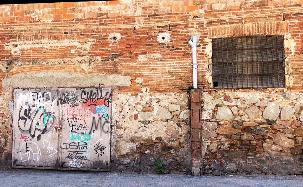 バルセロナ（Barcelona）ファブラ・イ・コーツ（Fabra i Coats）レンガと自然石を組み合わせた基礎部分の壁面