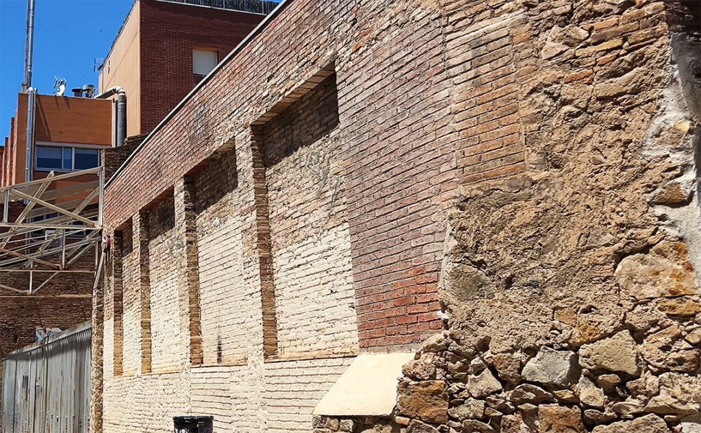 バルセロナ（Barcelona）ファブラ・イ・コーツ（Fabra i Coats）レンガの柱に挟まれた凹凸のある壁面