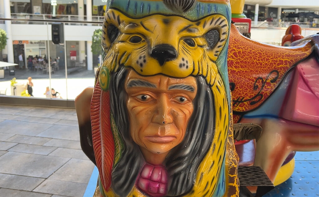 この街では壁すら自己主張する。