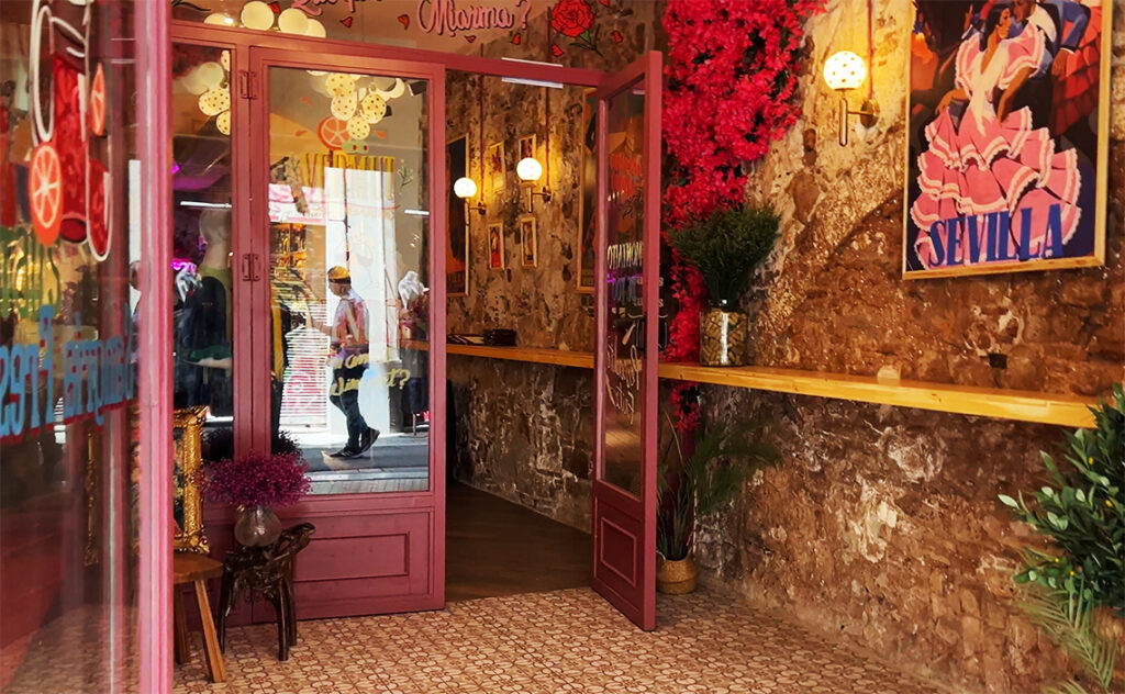 この街では壁すら自己主張する。