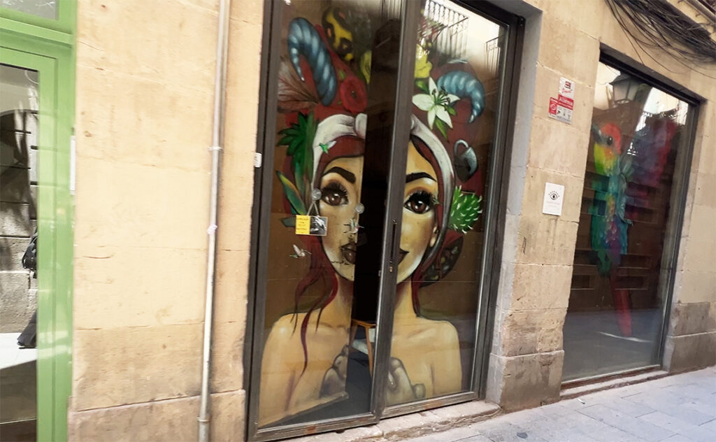 バルセロナ(Barcelona) バルセロナのストリートアート(street art) 旧市街ゴシック地区のショップエントランス