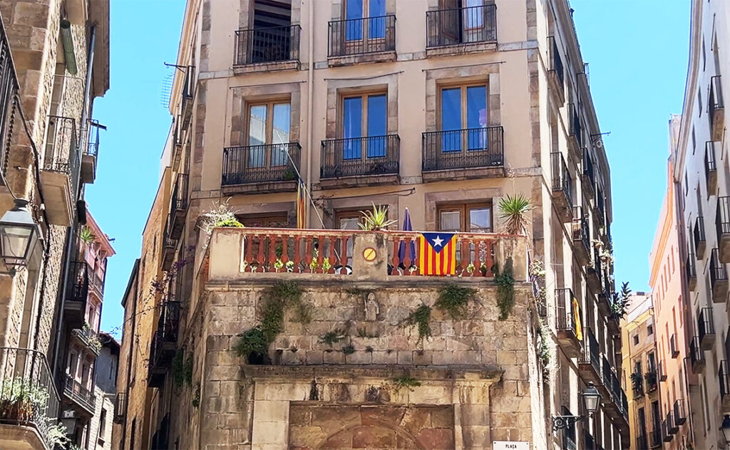 この街では壁すら自己主張する。