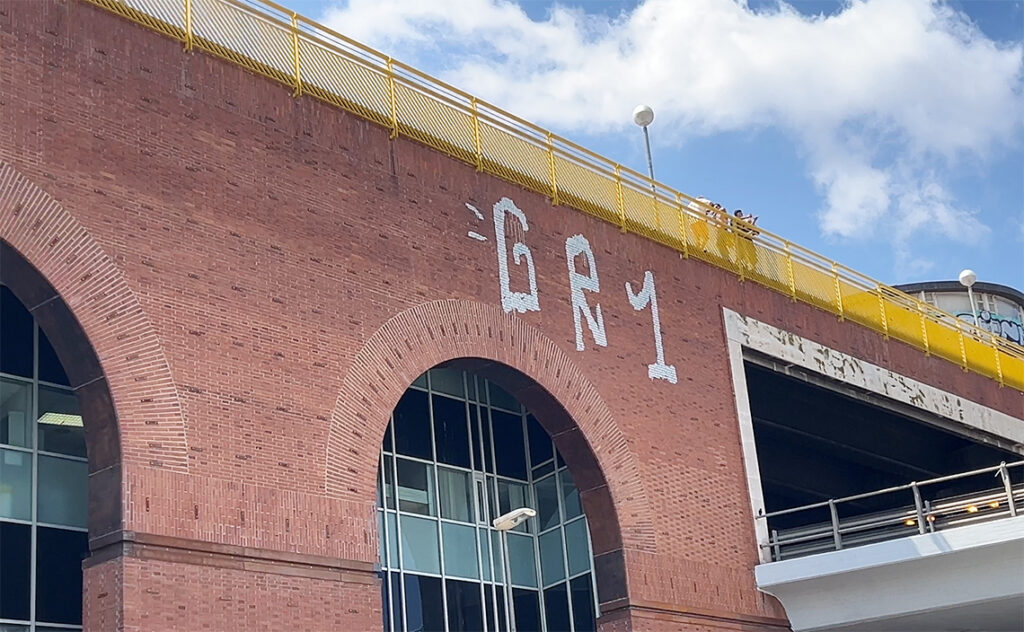 この街では壁すら自己主張する。