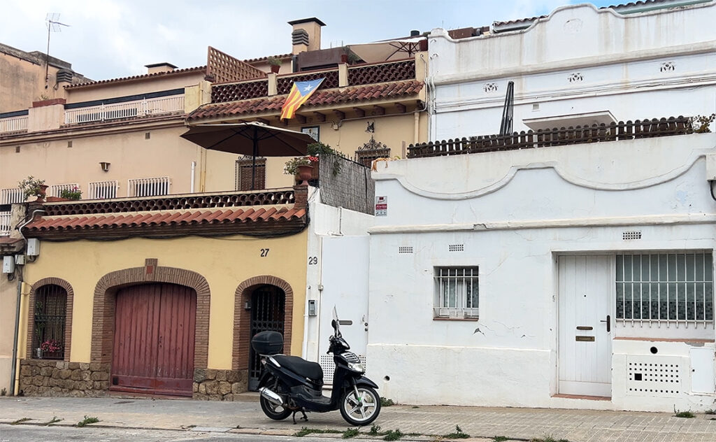 この街では壁すら自己主張する。