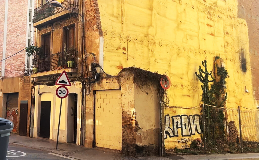 この街では壁すら自己主張する。