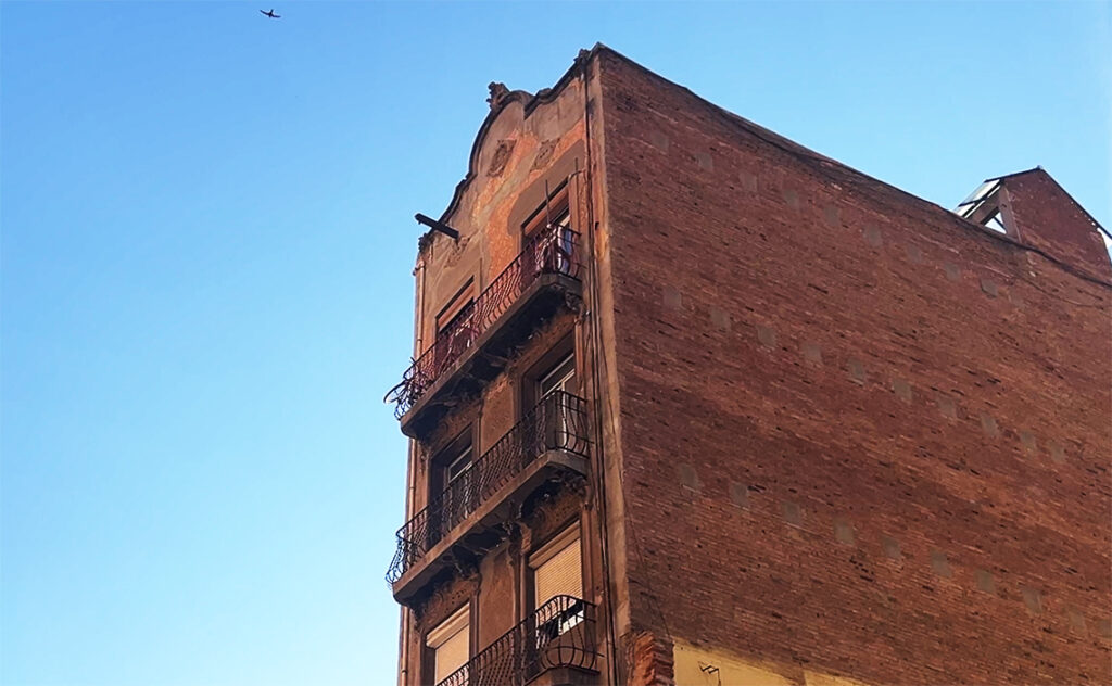 この街では壁すら自己主張する。