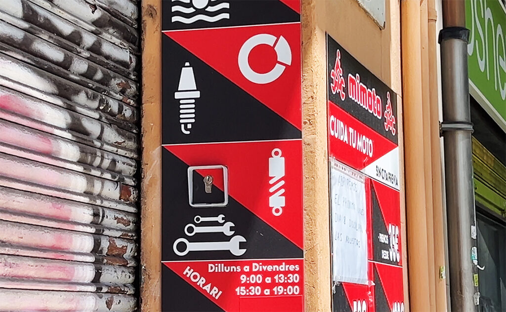 この街では壁すら自己主張する。